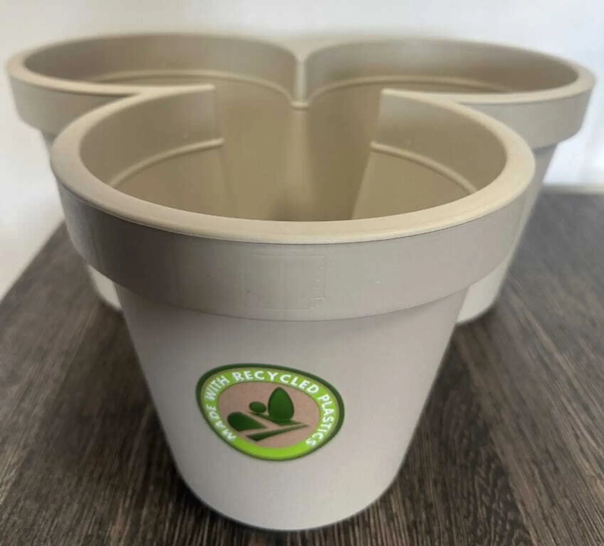 Dreifach-Pflanztopf Beige – Ø 44 × 20 cm, 3-Kammern-Blumentopf aus Kunststoff für Garten, Terrasse & Balkon
